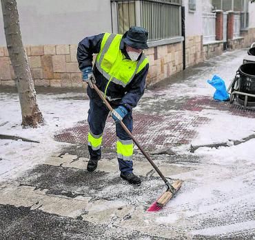 Un trabajador retira la nieve en enero.