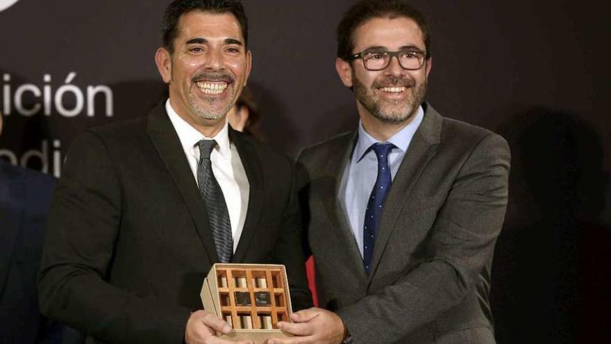 El escritor Víctor del Árbol (izquierda) recibe, ayer, el Premio Nadal de manos del editor Emili Rosales.