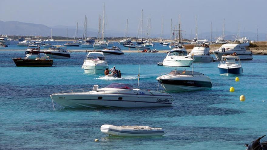 Embarcaciones fondeadas en el interior del Parque Natural de ses Salines, en la isla de Formentera.