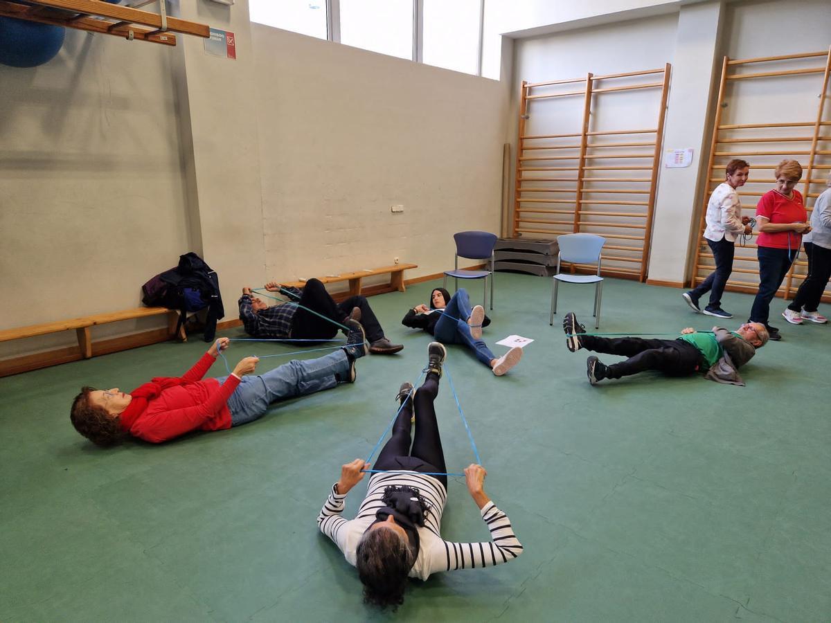 Una sesión de ejercicios en la sala de gimnasia.