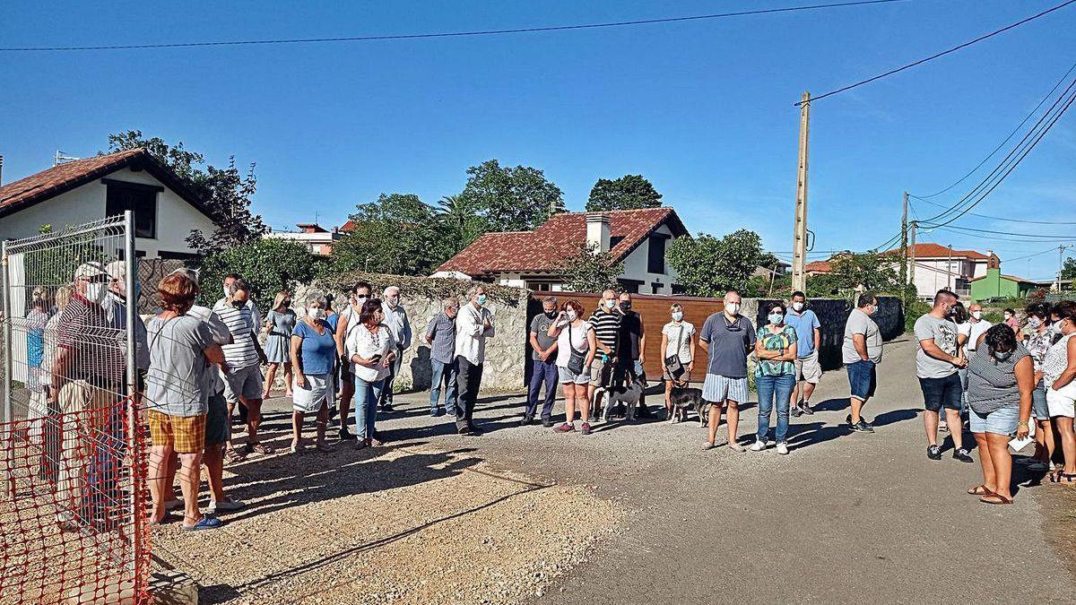 La Pesa (Llanes) se une para reclamar un terreno comunal que pasó a privado