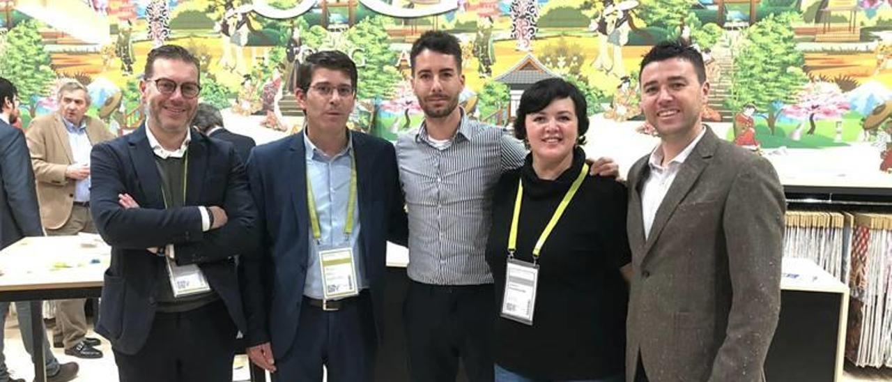 Jorge Rodríguez y Pablo Úbeda, junto a algunos de los empresarios participantes en la feria.