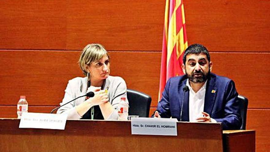 La consellera de Salut, Alba Vergés, i el d&#039;Afers Socials, Chakir el Homrani, presentant el protocol.