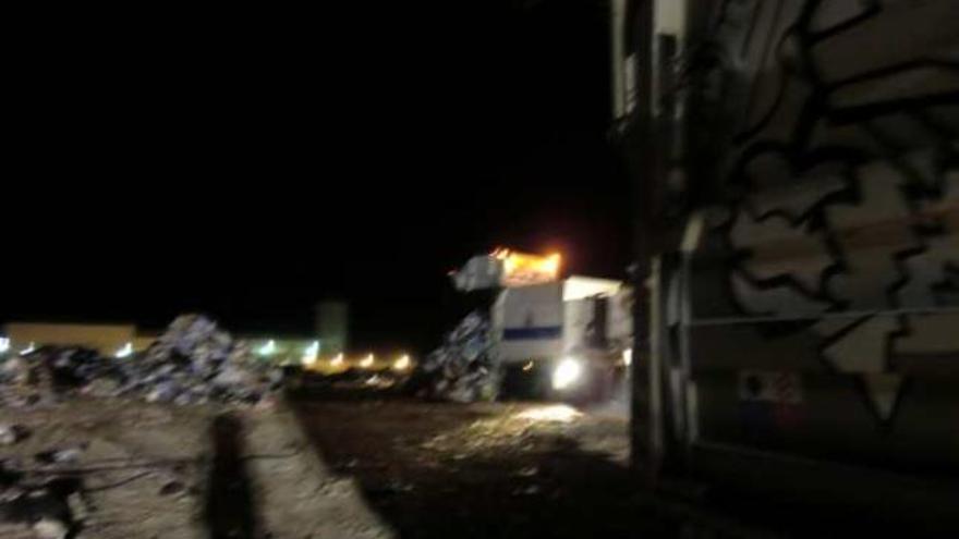 Imagen captada de forma furtiva de un camión vertiendo la basura directamente al vertedero.