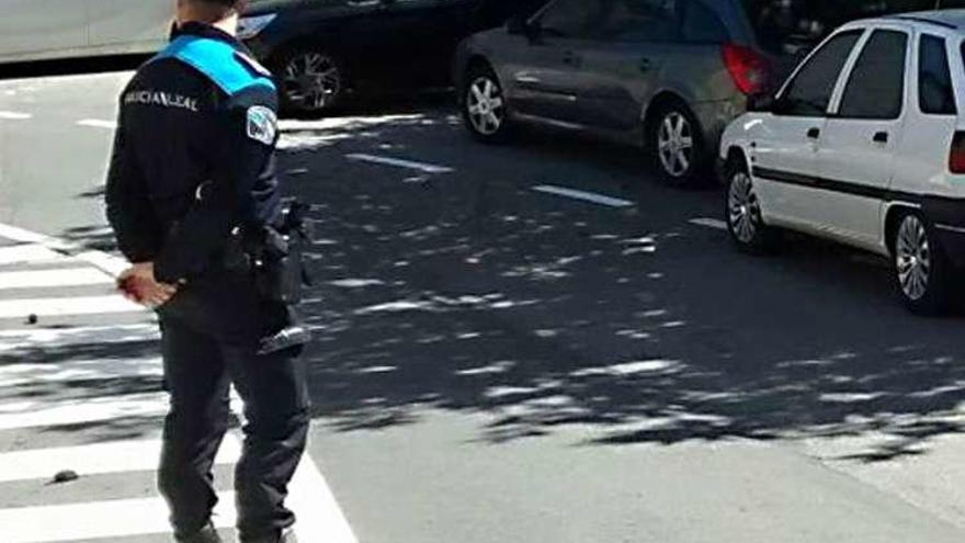 Un agente de la Policía Local sanciona a un vehículo. // R.V