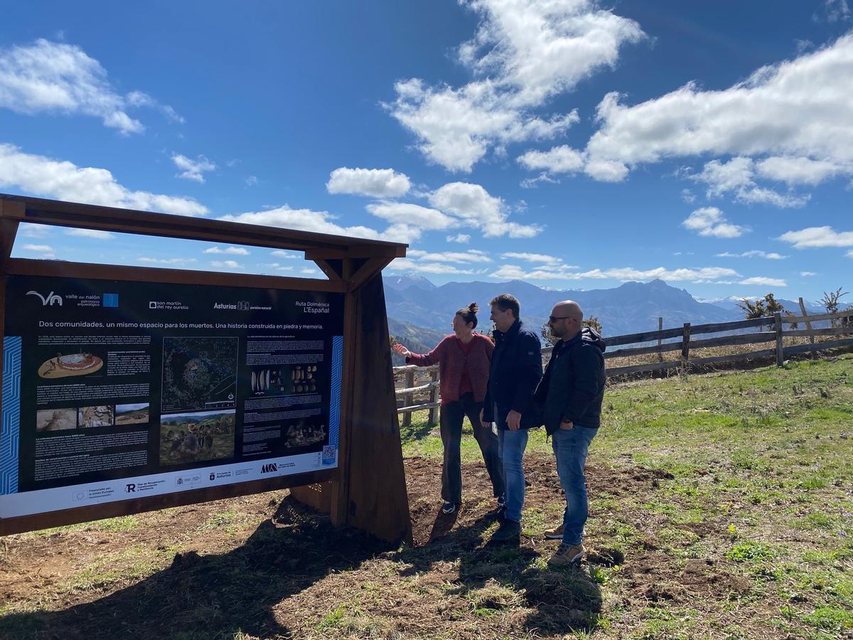 Los ediles, junto a uno de los paneles.