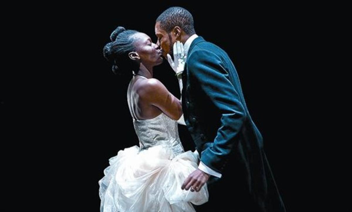 Parella enamorada 8 Eurídice (Ony Uhiara) i Orfeu (Osi Okerafor), en una escena del muntatge. Parella enamorada 8 Eurídice (Ony Uhiara) i Orfeu (Osi Okerafor), en una escena del muntatge.
