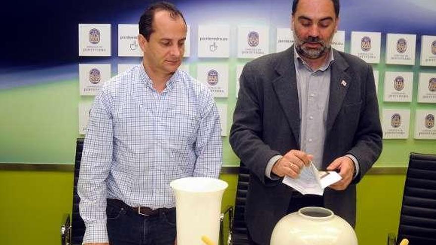 Miguel Lago y Demetrio Gómez, en el sorteo de los premios.  // R.V.