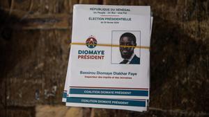Papeletas de Diomaye Faye en los colegios electorales de la primera vuelta de las elecciones de Senegal