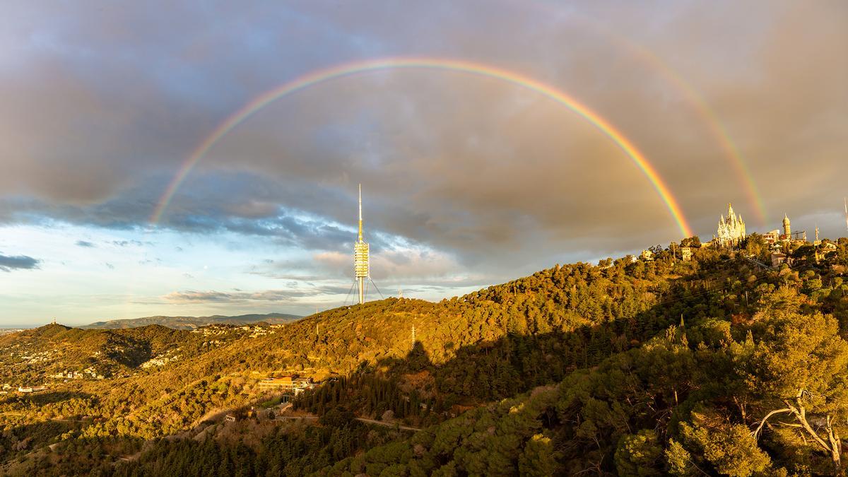 El día 28 de marzo pudo apreciarse un arcoíris supernumerario en Barcelona. Se llama así a este fenómeno cuando en los extremos inferiores del arco principal aparecen una o varias bandas de luz alternantes, a modo de ribete.