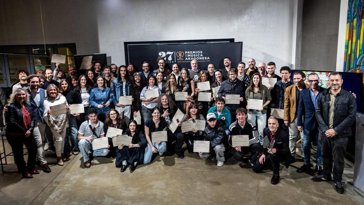 Una buena parte de los nominados a los premios de la música aragonesa junto a las autoridades este lunes en el Espacio Ambar de Zaragoza.
