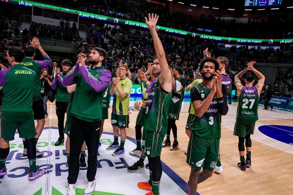 Los jugadores del Unicaja saludan a la 'marea verde' este domingo después del Real Madrid.