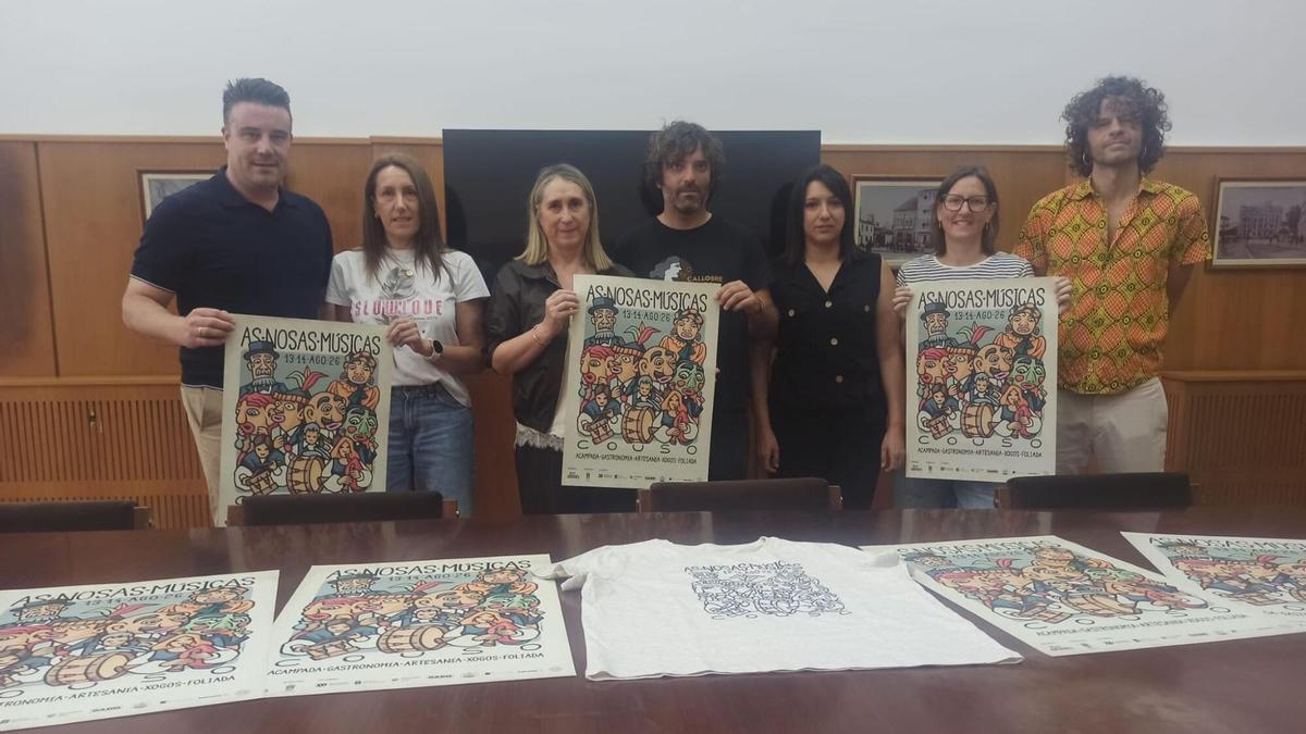 Integrantes de la nueva directiva de A Xesteira, junto a la concejala Amalia Goldar y uno de los patrocinadores, durante la presentación del XXIX As Nosas Músicas.