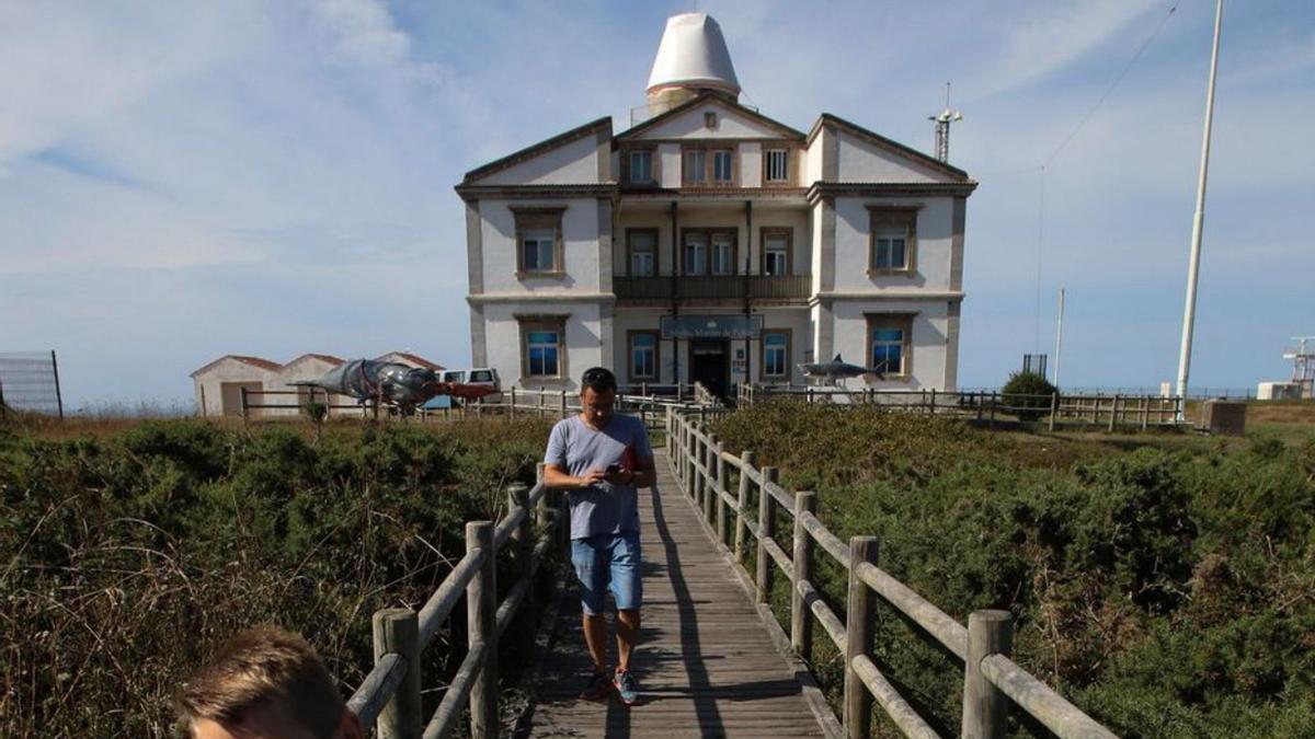 El acceso al centro de visitantes de Cabo Peñas. | R. S