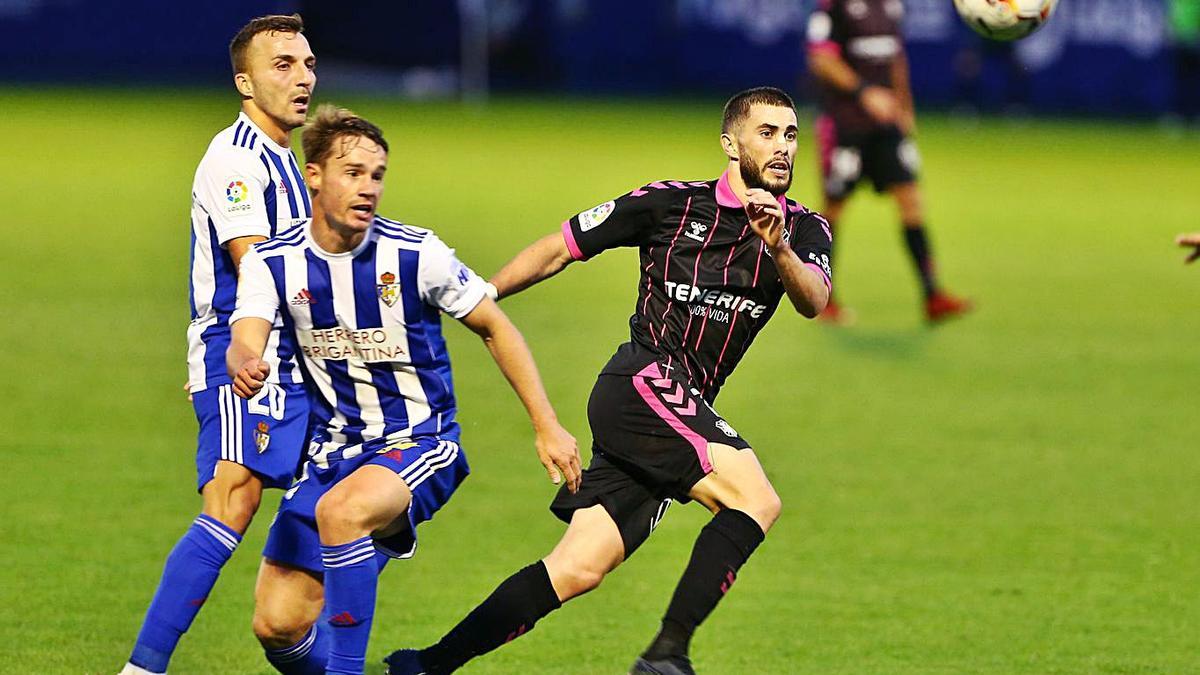 Pablo Larrea y el exblanquiazul Jacobo González, en el partido Ponferradina-Tenerife de la temporada pasada.