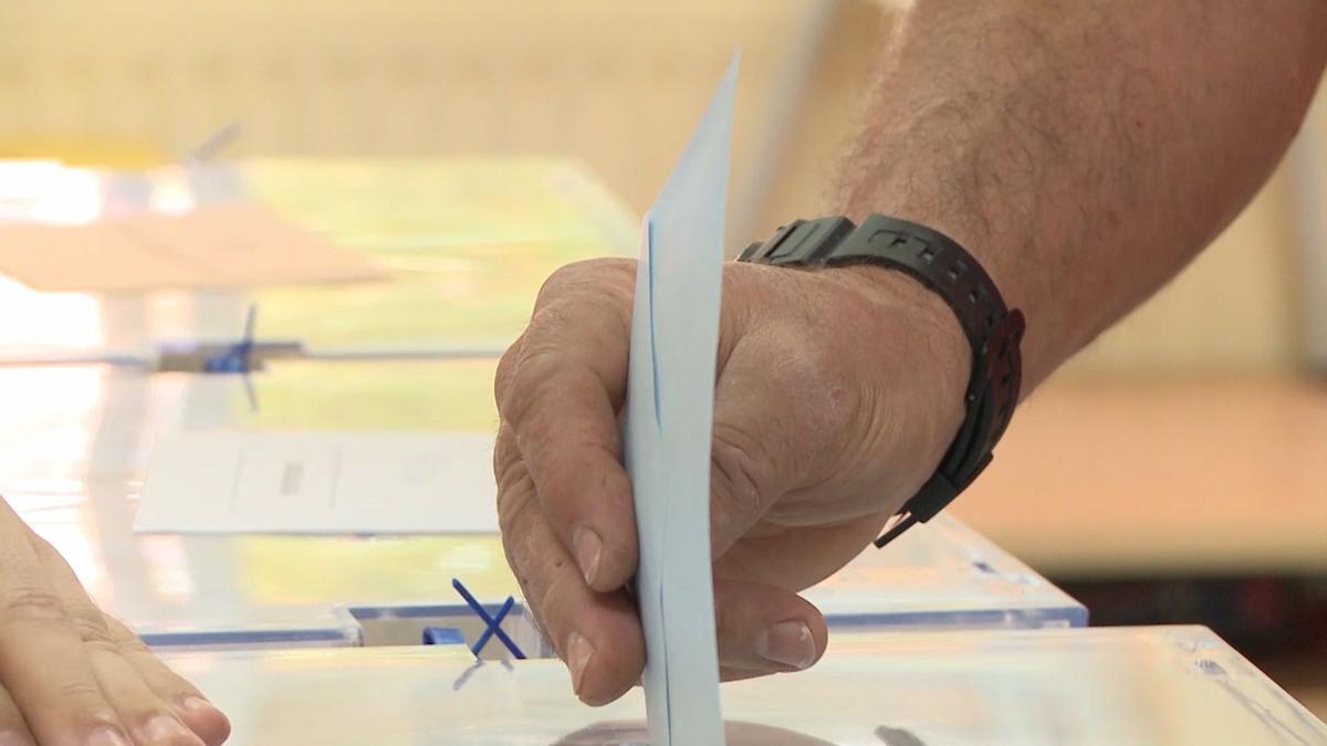 Un ciudadano introduce una papeleta en una urna municipal, en imagen de archivo