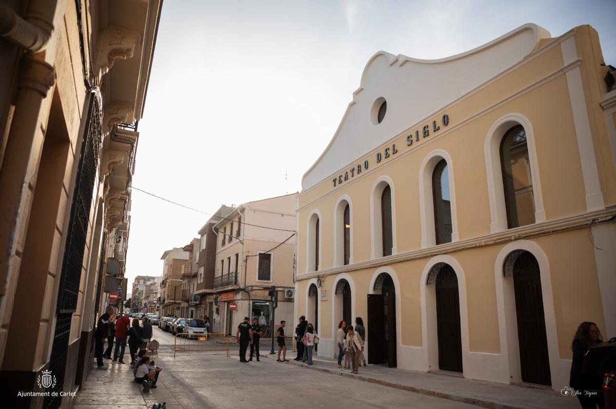 La fachada del Teatro El Siglo ha recuperado el esplendor de las épocas de apogeo del centro dramático.
