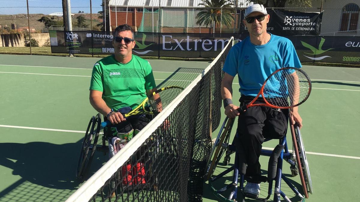 Participantes en la competición de tenis en silla de ruedas de los Jedes.