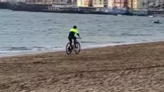 Indignación en Las Canteras: un ciclista recorre la playa desafiando la ley