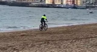 Ciclista recorre la arena de Las Canteras