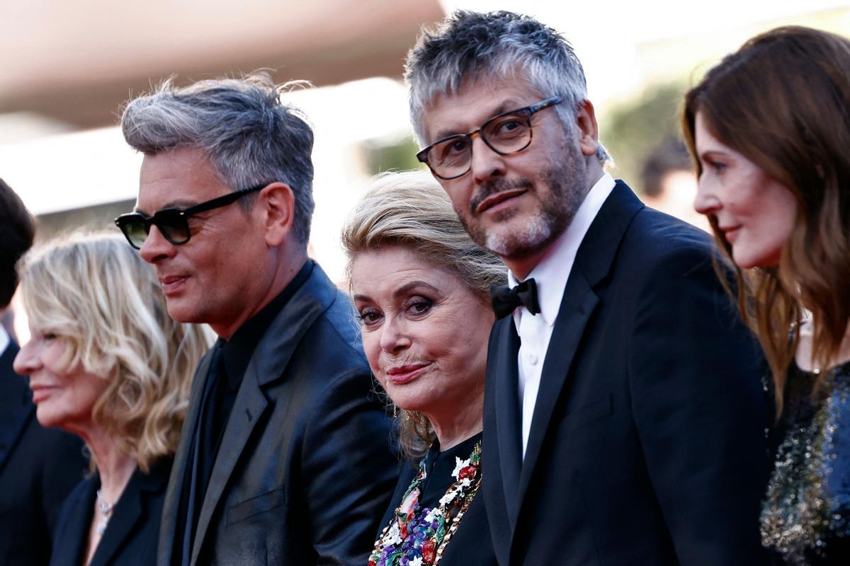 (From L) French musician, actor Benjamin Biolay, French actress Catherine Deneuve, French director Christophe Honore and French actress Chiara Mastroianni arrive for the screening of the film Marcello Mio at the 77th edition of the Cannes Film Festival in Cannes, southern France, on May 21, 2024. (Photo by Sameer Al-Doumy / AFP)