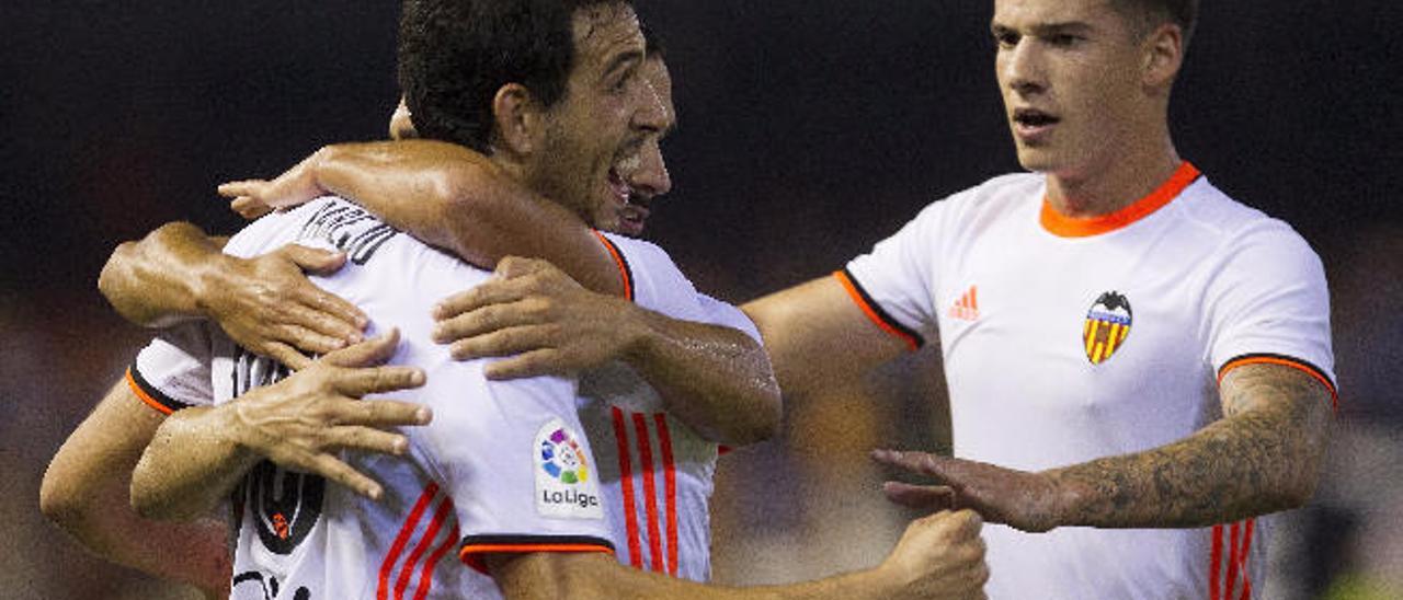 Santi Mina felicita a Dani Parejo, en un duelo de esta campaña.