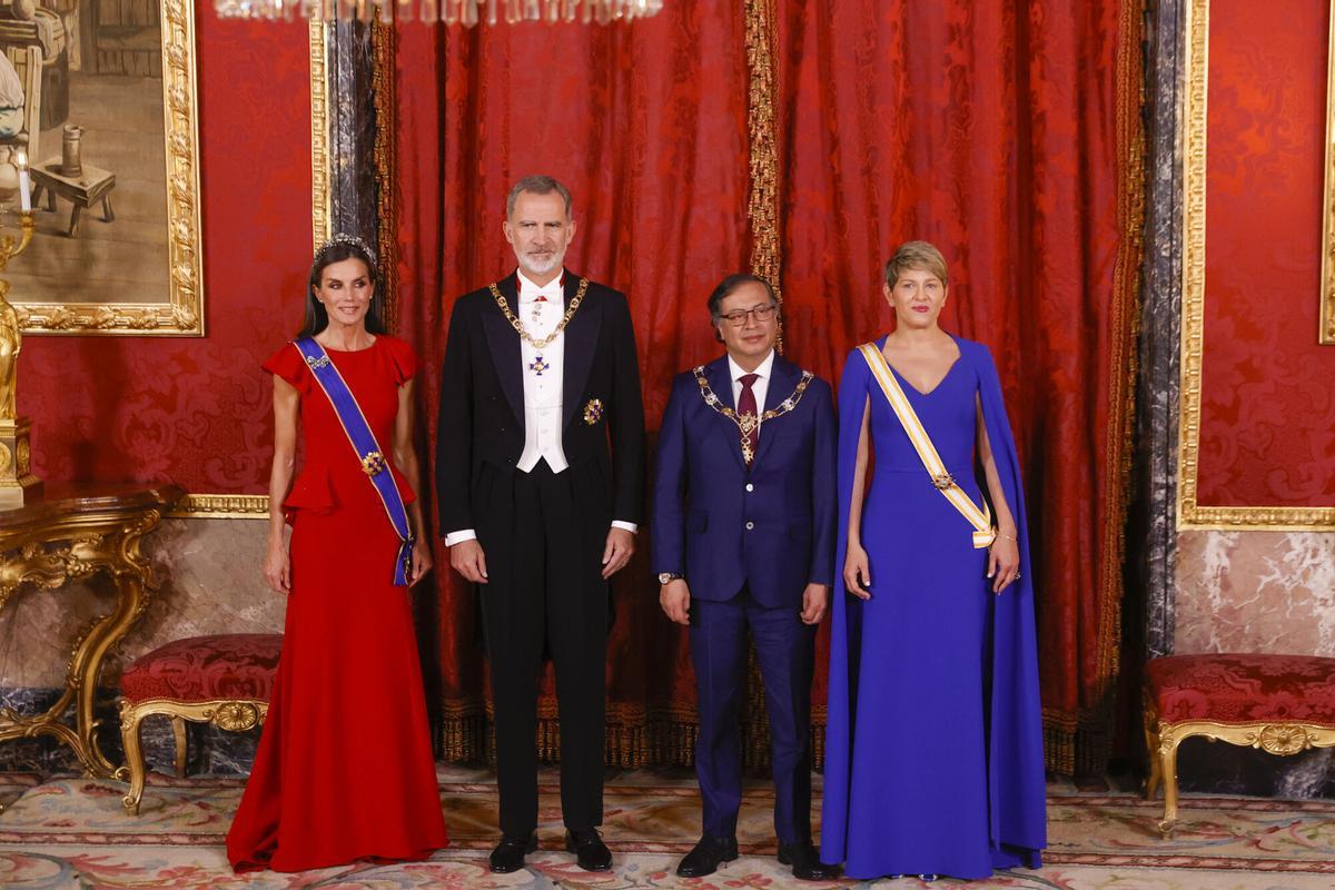 -FOTODELDÍA- MADRID, 03/05/2023.- Los reyes de España, Felipe VI y Letizia (i), posan con el presidente de Colombia, Gustavo Petro (2-d), y su esposa, Verónica Alcocer (d), a su llegada a la cena de gala que se celebra este miércoles en el Palacio Real, en Madrid. EFE/Jauanjo Martín