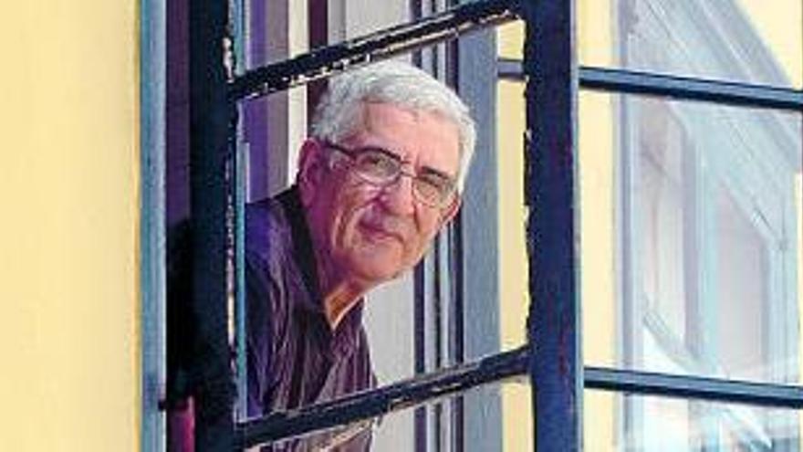 Julio Gavito, asomado a la ventana de su casa en Llanes. / miki lópez