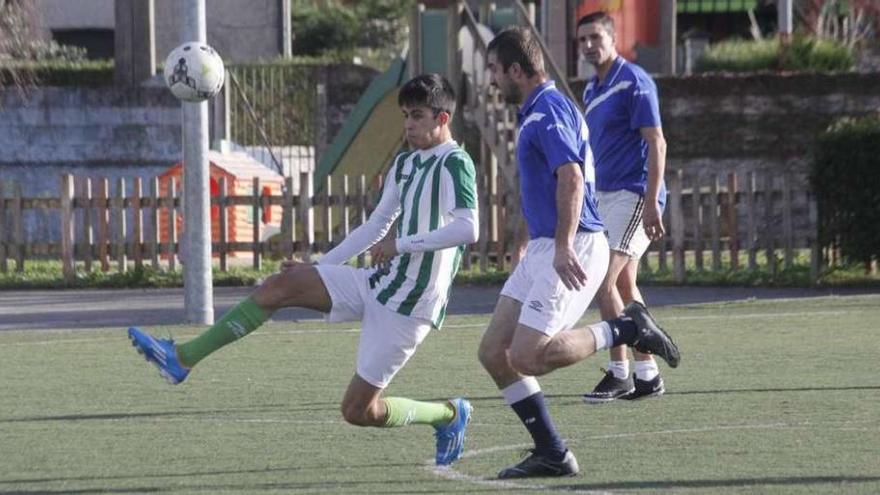 Un encuentro de esta jornada del Keniata moañés. //Santos Álvarez