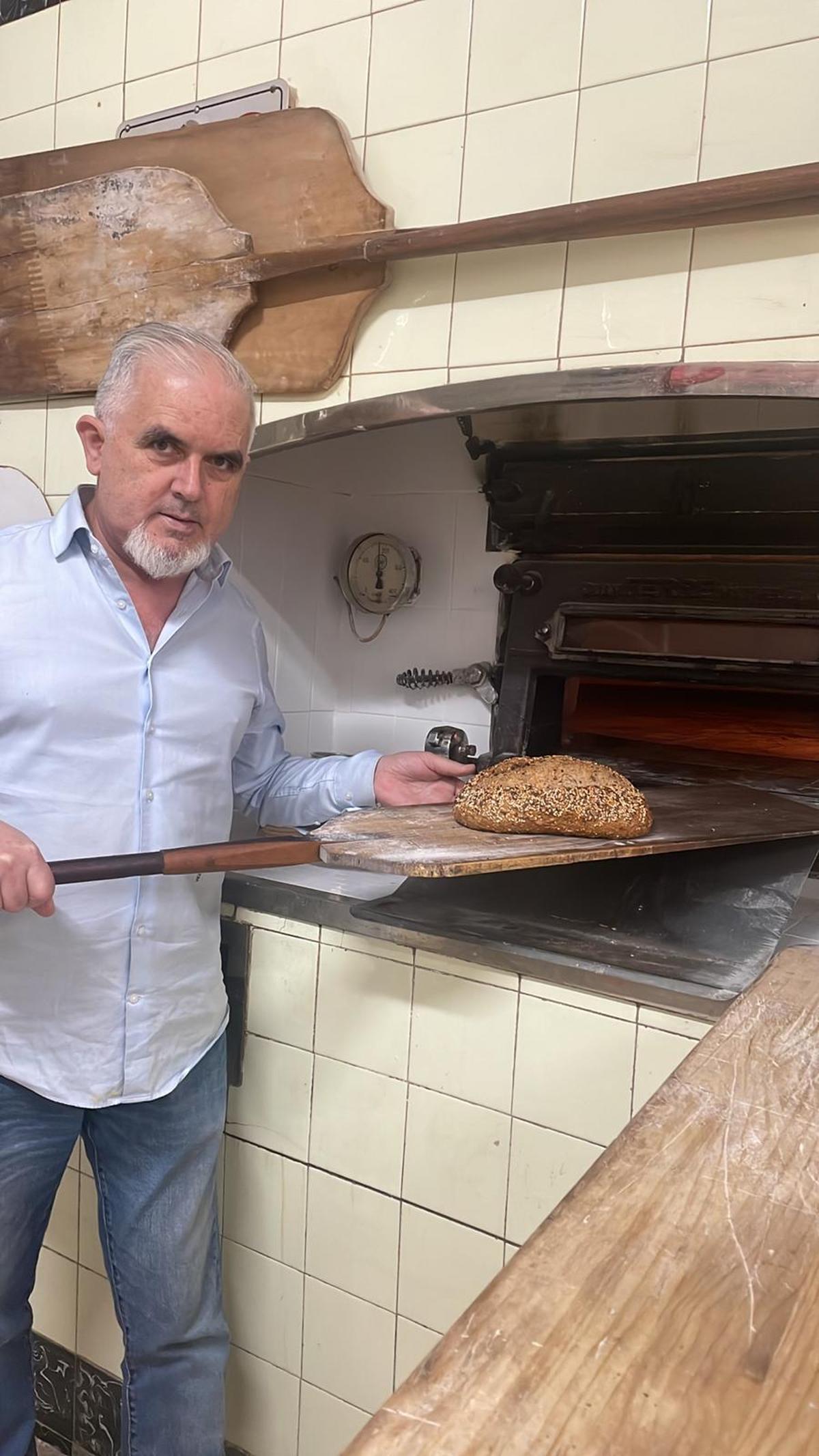 José Mercader utilizando el horno más antiguo de España