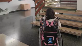 Xàbia instalará una silla salvaescaleras para que la niña con los huesos de cristal pueda acceder a su aula