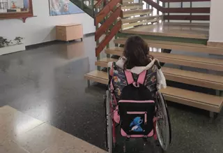 Xàbia instal·larà una cadira pujaescales perquè la xiqueta amb els ossos de cristall puga accedir a la seua aula