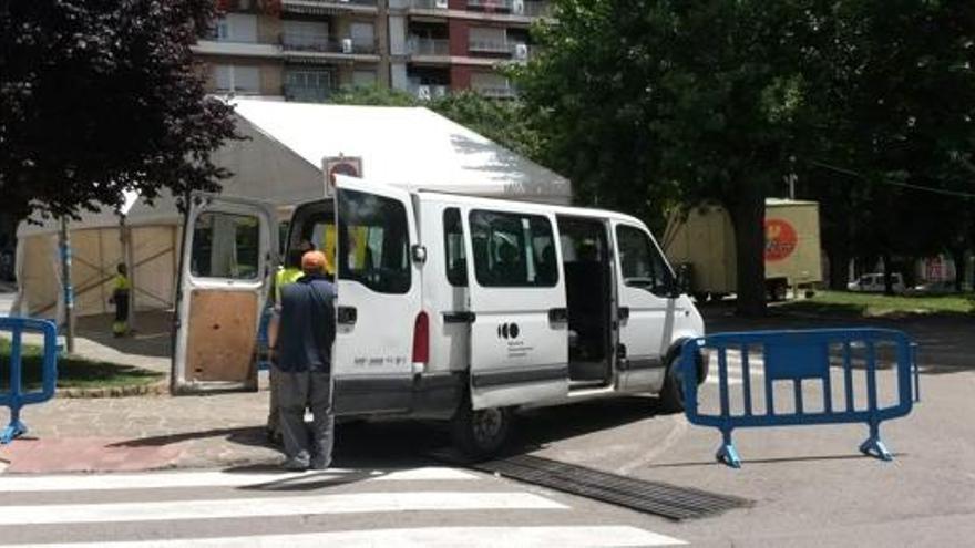 Muntatge de les veles al carrer Gran Via