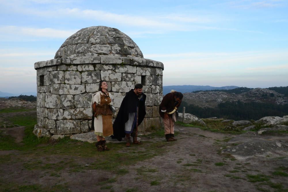 Actores y espectadores en la cumbre de O Facho. // G. Núñez