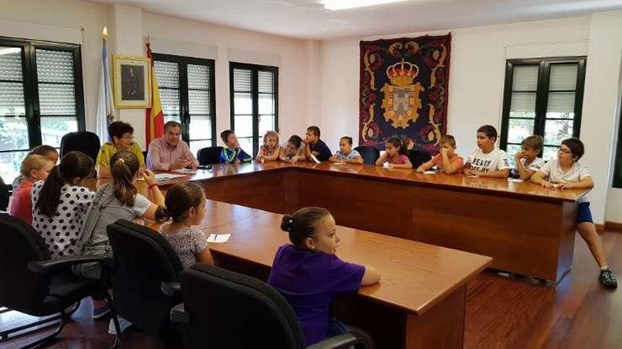 Un momento de la charla con los niños. // Faro