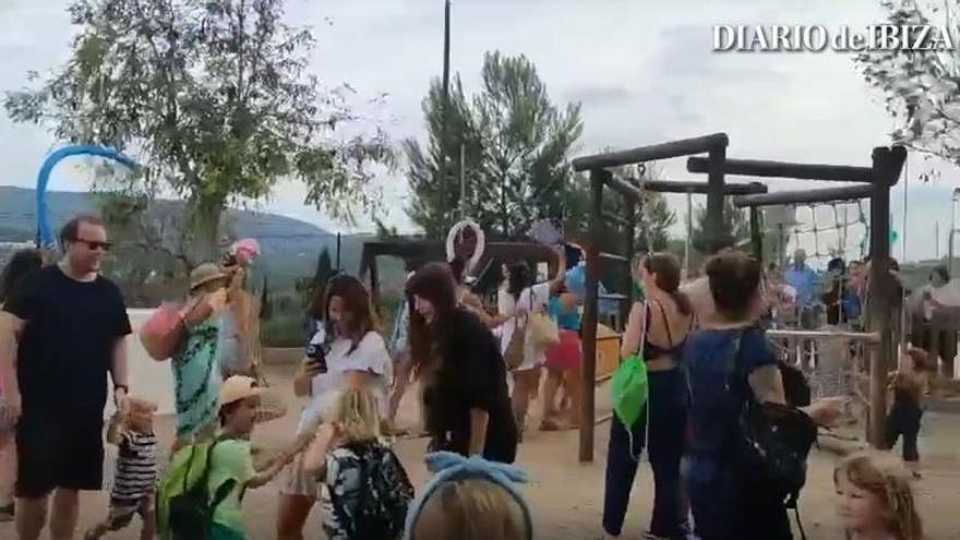 La original vuelta al cole de los profesores del CEIP Sant Carles: de la playa al aula