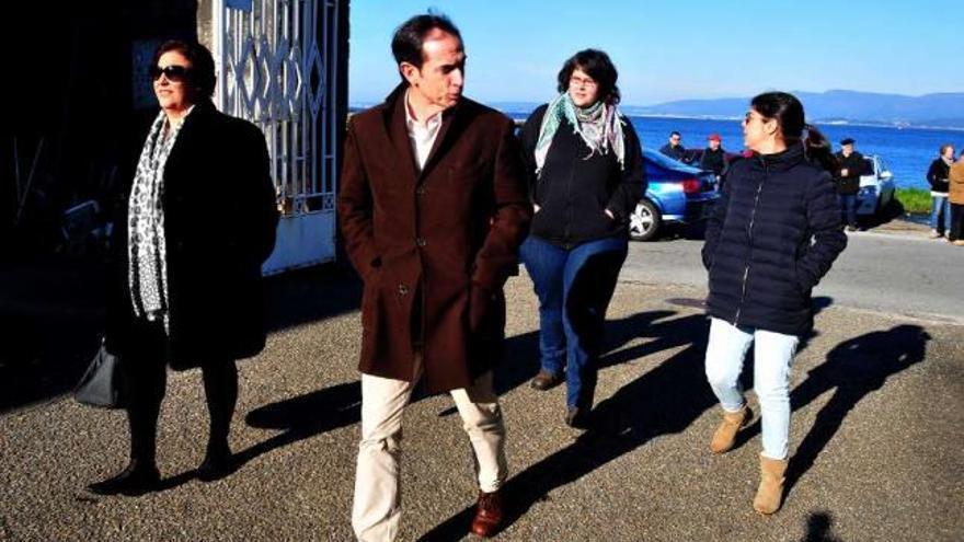 Rocío Llovo, Tomás Fole, María Villaronga y Tania García, entrando ayer en la nave de Cuca.  // Iñaki Abella