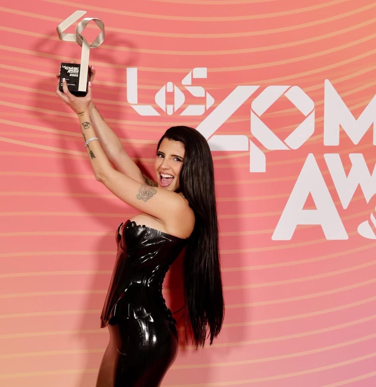 Naiara con el premio que recibió en la gala.