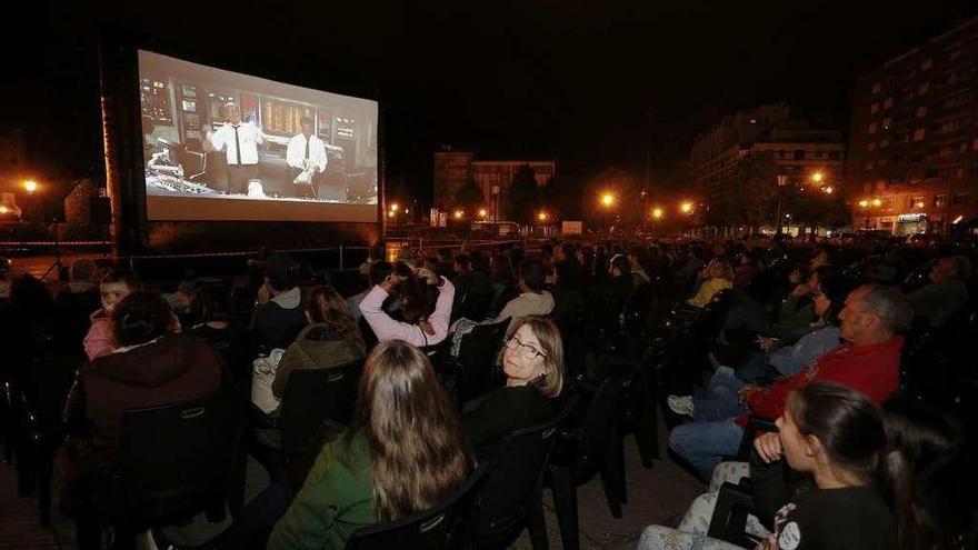 Noche de cine y terror juvenil en el barrio de Ventanielles