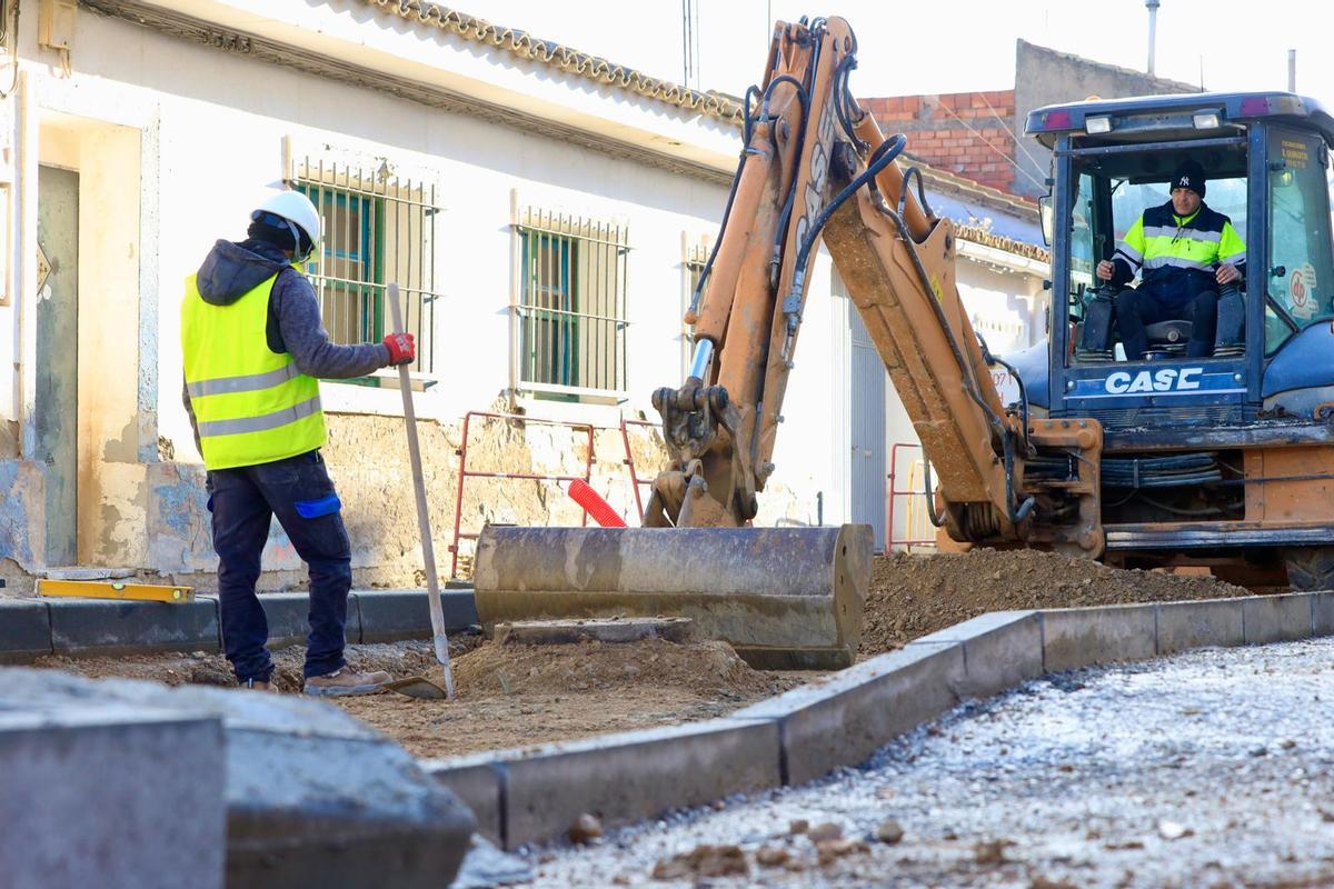 Las obras de reforma y apertura de la calle Oeste en Santa Isabel alcanzan el 70% de ejecución.