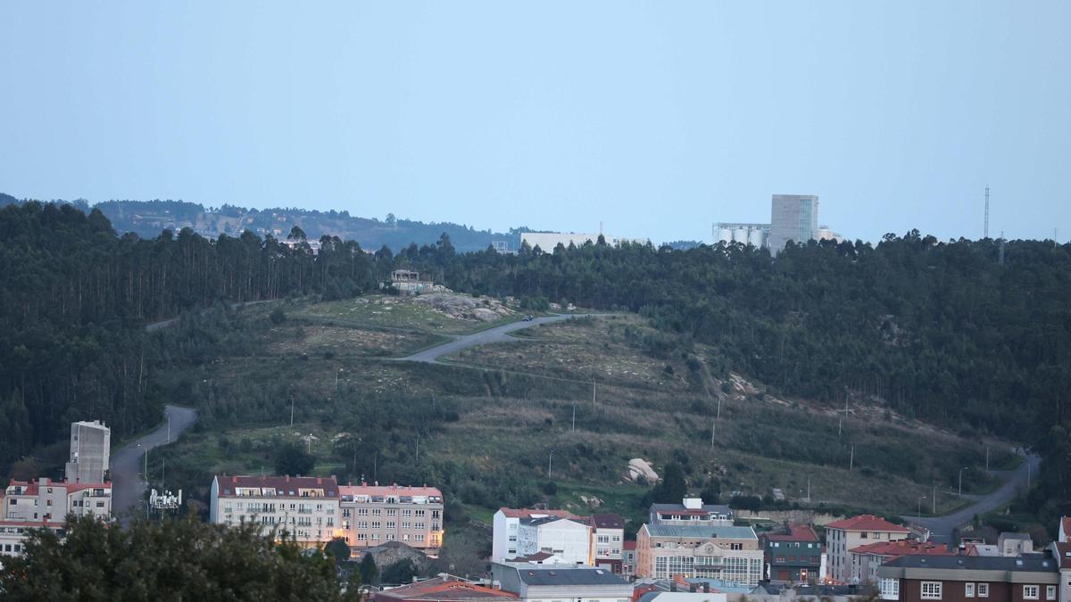 Vista del terreno en el que se edificará en A Penouqueira, en Arteixo.