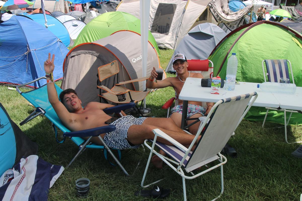 Dos 'sounders' descansan en el camping durante el Arenal Sound 2022