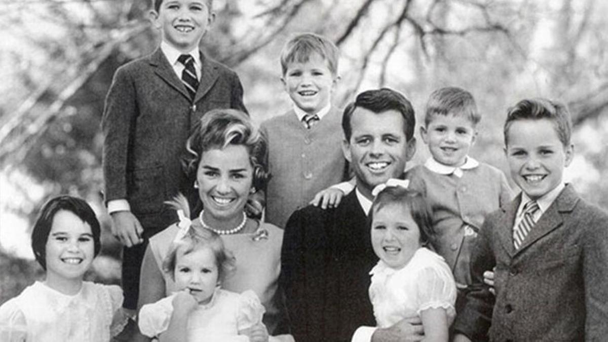 Robert Kennedy Jr, con sus padres y hermanos.