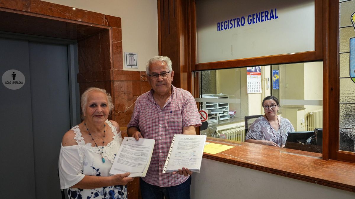 Paqui Yáñez y Anselmo Solana registran las firmas en el ayuntamiento.