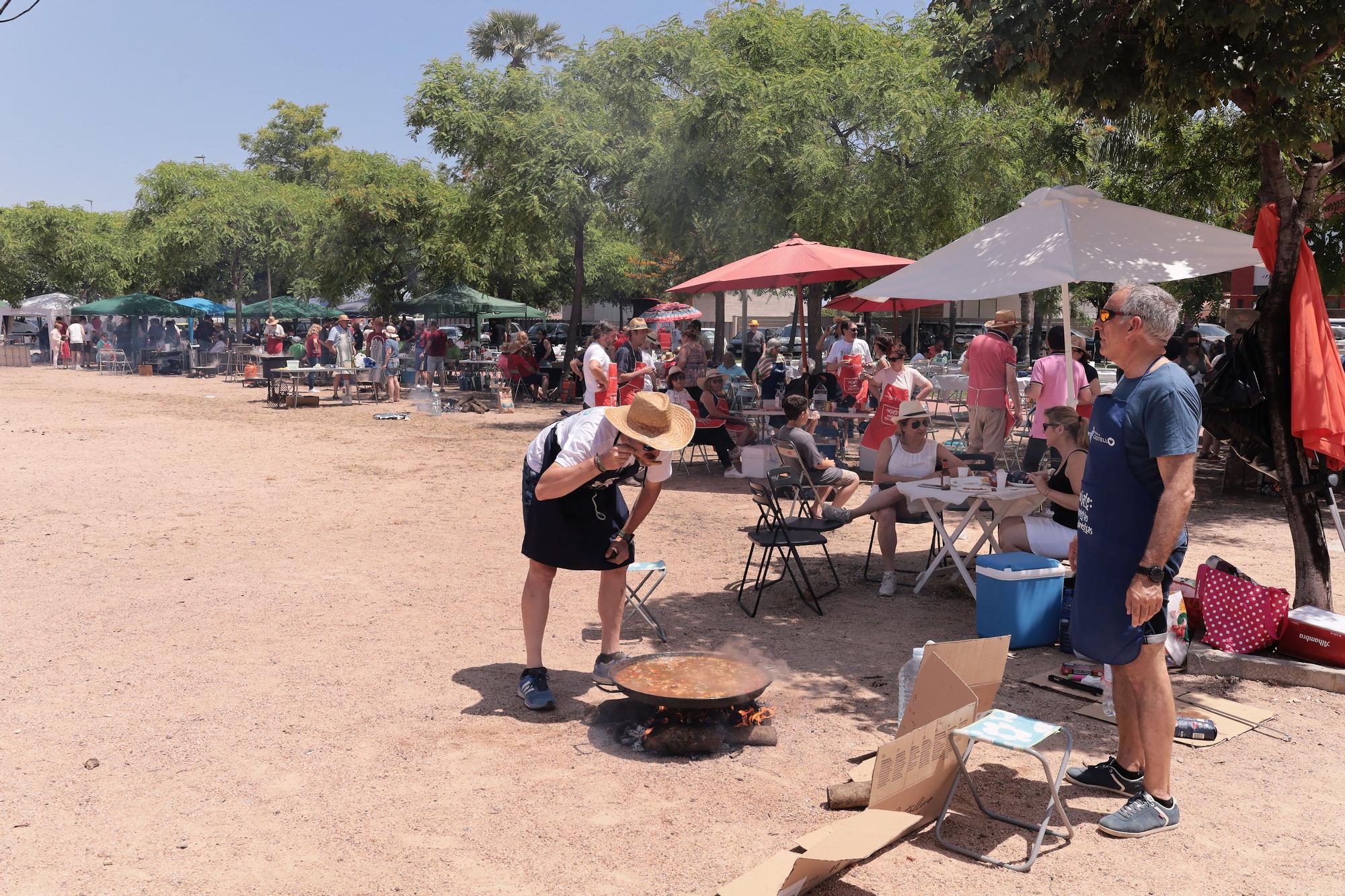 Mil trescientos castellonenses disfrutan del sol y las paellas en el Segon Molí