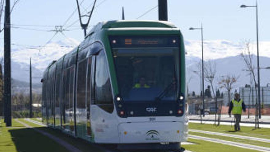 El metro granadino, circulando en pruebas. // L.O.M.