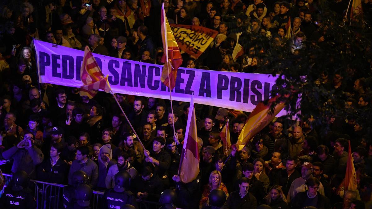 Manifestación contra la aministía en la sede del PSOE en Ferraz.