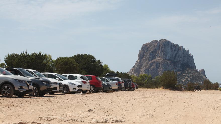 Sant Josep instalará barreras para impedir el aparcamiento en la carretera de Cala d&#039;Hort