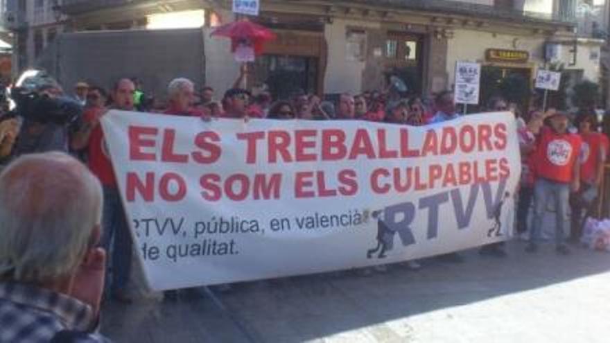 Los manifestantes de RTVV se concentran en los alrededores del Palau de la Generalitat.