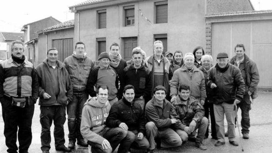 Pescadores de la zona reunidos ayer en Olleros de Tera.